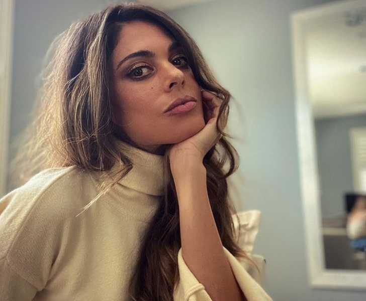 Picture of Hartley Lindsay posing for photo with her left hand on her jaw.
